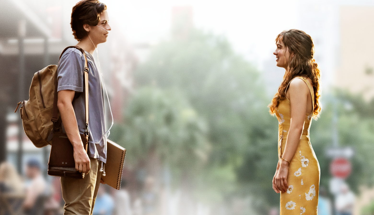 Cole Sprouse e Haley Lu Richardson estampam cartaz de A Cinco Passos de Você