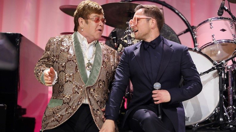 Elton John e Taron Egerton cantam ‘Tiny Dancer’ em festa pós-Oscar