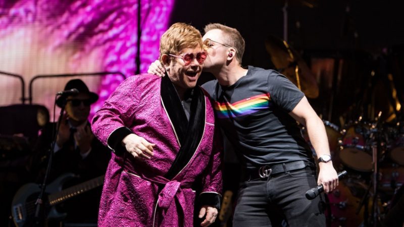 Astro de ‘Rocketman’ se junta a Elton John no palco para dueto de “Your Song”